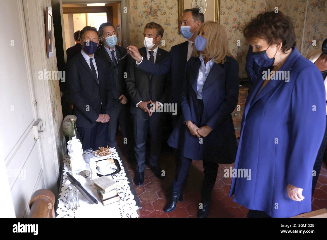 Der französische Präsident Emmanuel Macron (CL), die französische First Lady Brigitte Macron (CR) und die französische Kulturministerin Roselyne Bachelot (R) besuchen im Rahmen der European Heritage Days in Illiers-Combray, westlich von Paris, Frankreich, am 15. September 2021 das Haus von Tante Leonie im Marcel Proust Museum. Der verstorbene französische Schriftsteller Marcel Proust verbrachte einen Teil seiner Kindheit in diesem Haus und ließ sich von diesem für sein Buch „A la Recherche du temps perdu“ inspirieren. Foto von Yan Valat/Pool/ABACAPRESS.COM Stockfoto