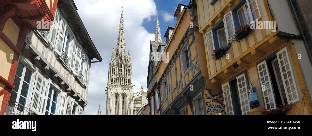 FRANKREICH.BRETAGNE. FINISTERE (29) QUIMPER.KEREON STREET.SAINT CORENTIN CATHEDRAL.(BILD NICHT FÜR KALENDER ODER POSTKARTE VERFÜGBAR) Stockfoto