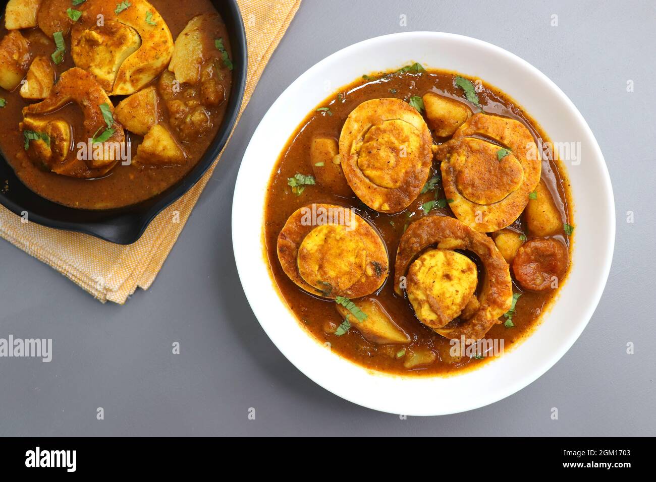 Indische, nicht-vegetarische Gerichte, hausgemachte Eiercurry oder Anda Masala Soße, baida Curry. Serviert mit Reis. Indische, würzige Speisen. Perfektes indisches Mittagessen. Stockfoto