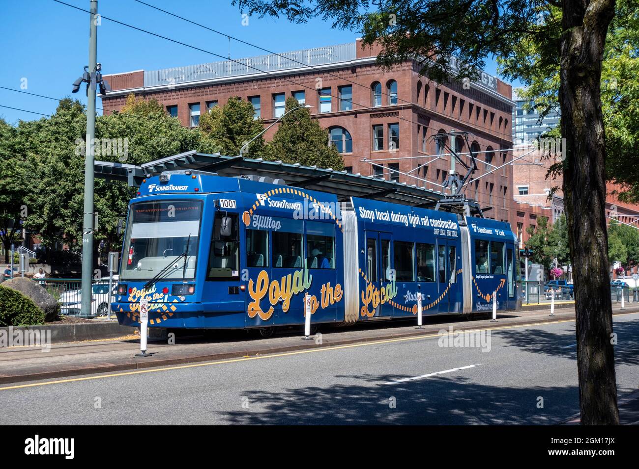 Tacoma, WA USA - ca. August 2021: Straßenansicht eines elektrischen Schienenbusses von Sound Transit in der Innenstadt. Stockfoto