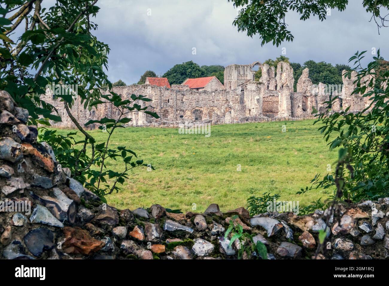 Castle Acre Priory am Fluss Nar Norfolk UK Stockfoto