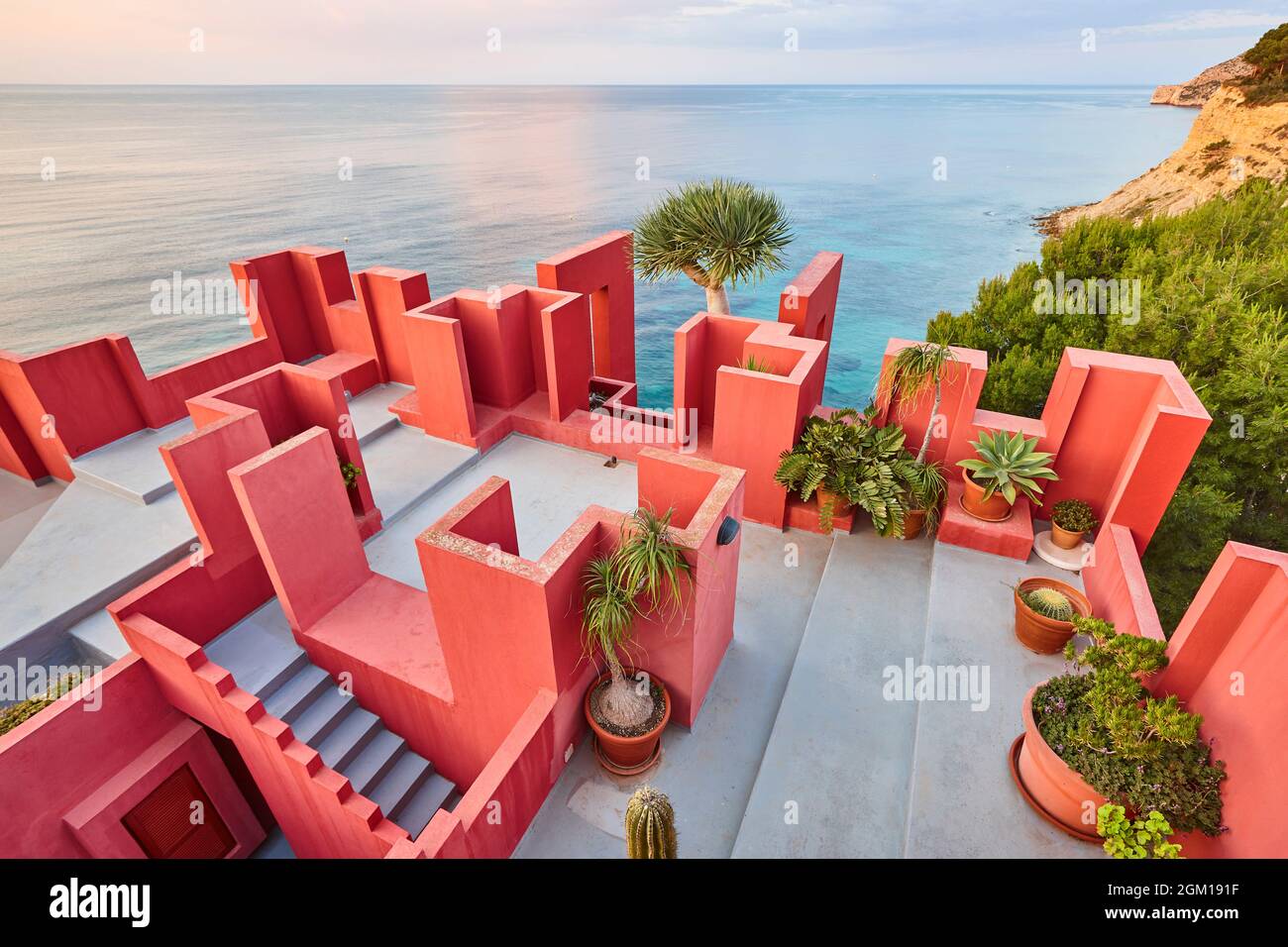 Geometrische Bauweise. Die rote Wand, La Manzanera. Calpe, Spanien Stockfoto