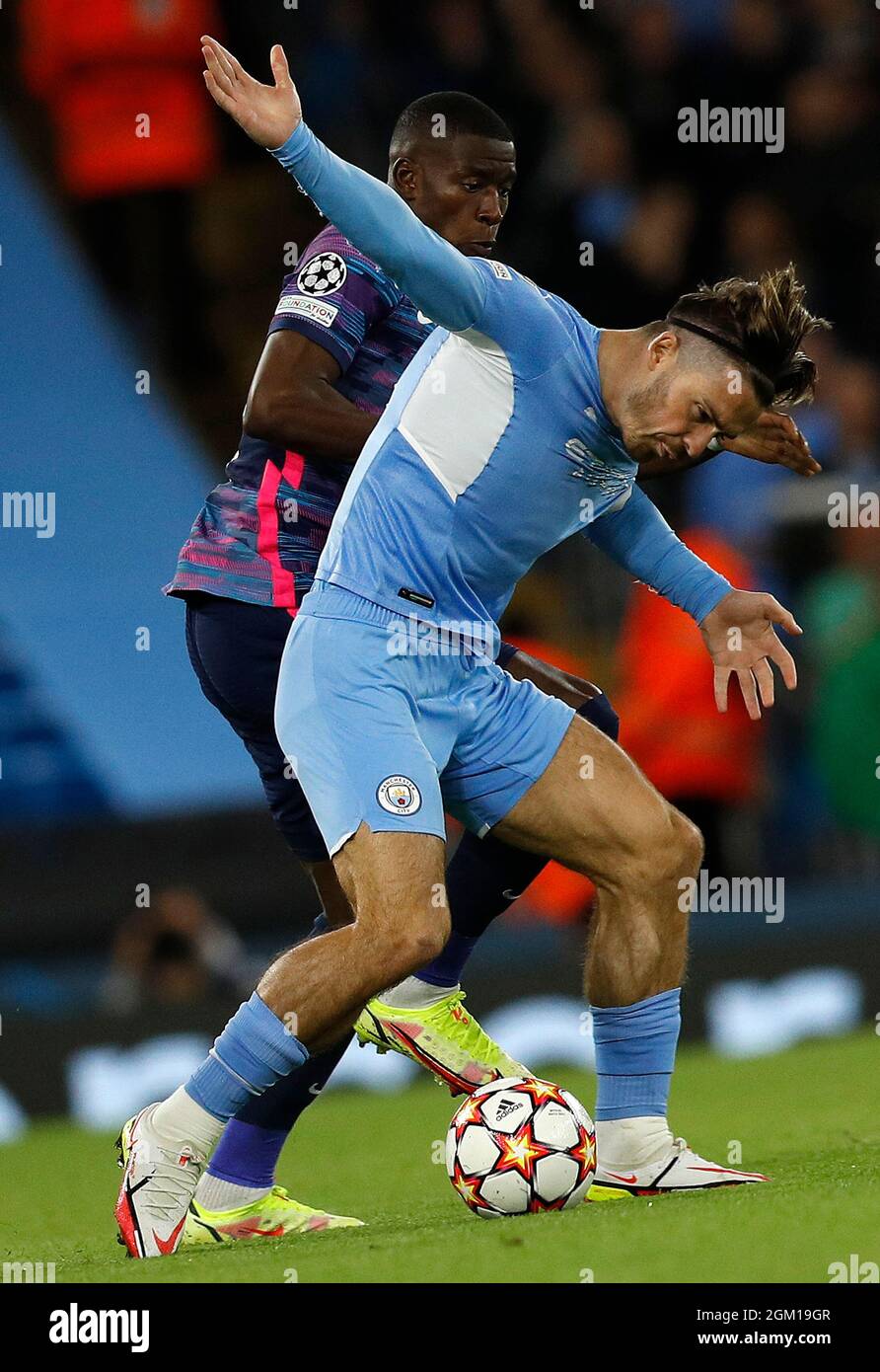 Manchester, England, 15. September 2021. NoRDI Mukiele aus Leipzig fordert Jack Grealish aus Manchester City während des UEFA Champions League-Spiels im Etihad Stadium in Manchester heraus. Bildnachweis sollte lauten: Darren Staples / Sportimage Credit: Sportimage/Alamy Live News Stockfoto