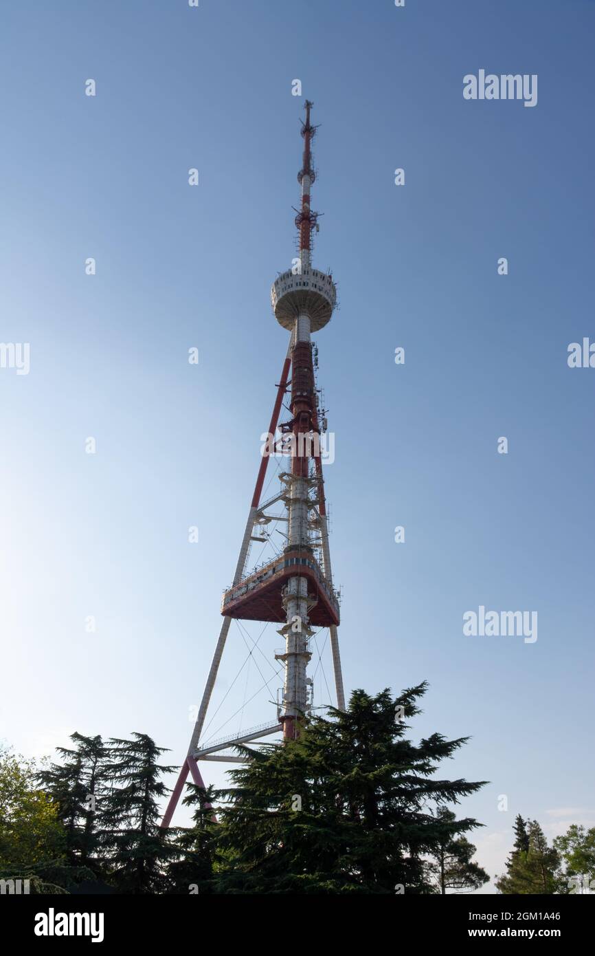 Tagesansicht des majestätischen Fernsehturms von Tiflis. Hohe Telekommunikationsstruktur aus Stahl. Stockfoto