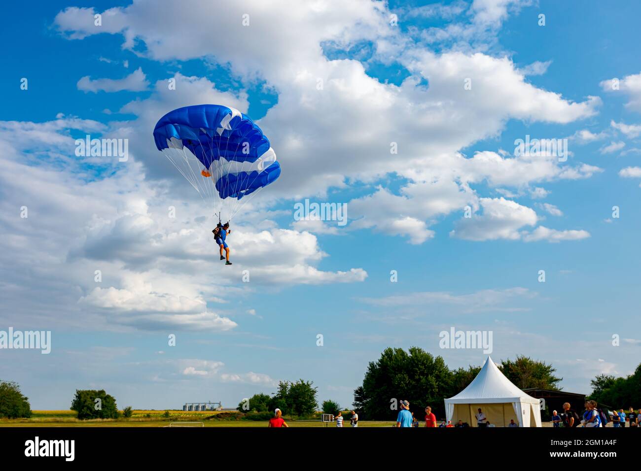 Der Fallschirmspringer verlangsamt sich für eine genaue Landung auf dem Zielort. Fallschirmspringen, Segelfliegen, Fallschirmspringen. Stockfoto