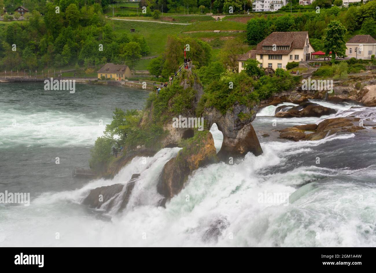 Schöner Blick auf die Rheinfälle an einem bewölkten Tag. Der größte Wasserfall Europas in Schaffhausen, Schweiz. Stockfoto