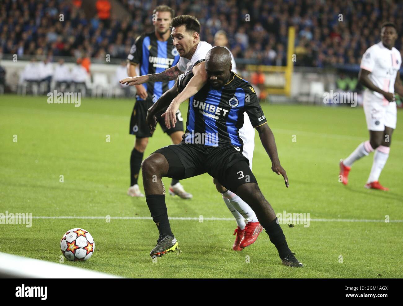 Eder Balanta vom Club Brugge, Lionel Messi vom PSG während der UEFA Champions League, Gruppenphase, Gruppe 1 Fußballspiel zwischen Club Brugge KV und Paris Saint-Germain (PSG)am 15. September 2021 im Jan Breydel Stadion in Brügge, Belgien - Foto: Jean Catuffe/DPPI/LiveMedia Stockfoto