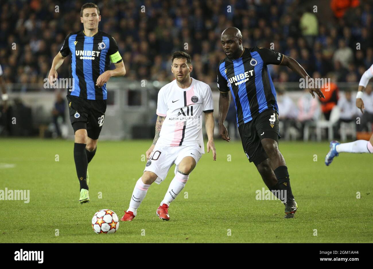 Lionel Messi vom PSG, Eder Balanta vom Club Brugge während der UEFA Champions League, Gruppenphase, Gruppe 1 Fußballspiel zwischen Club Brugge KV und Paris Saint-Germain (PSG)am 15. September 2021 im Jan Breydel Stadion in Brügge, Belgien - Foto: Jean Catuffe/DPPI/LiveMedia Stockfoto