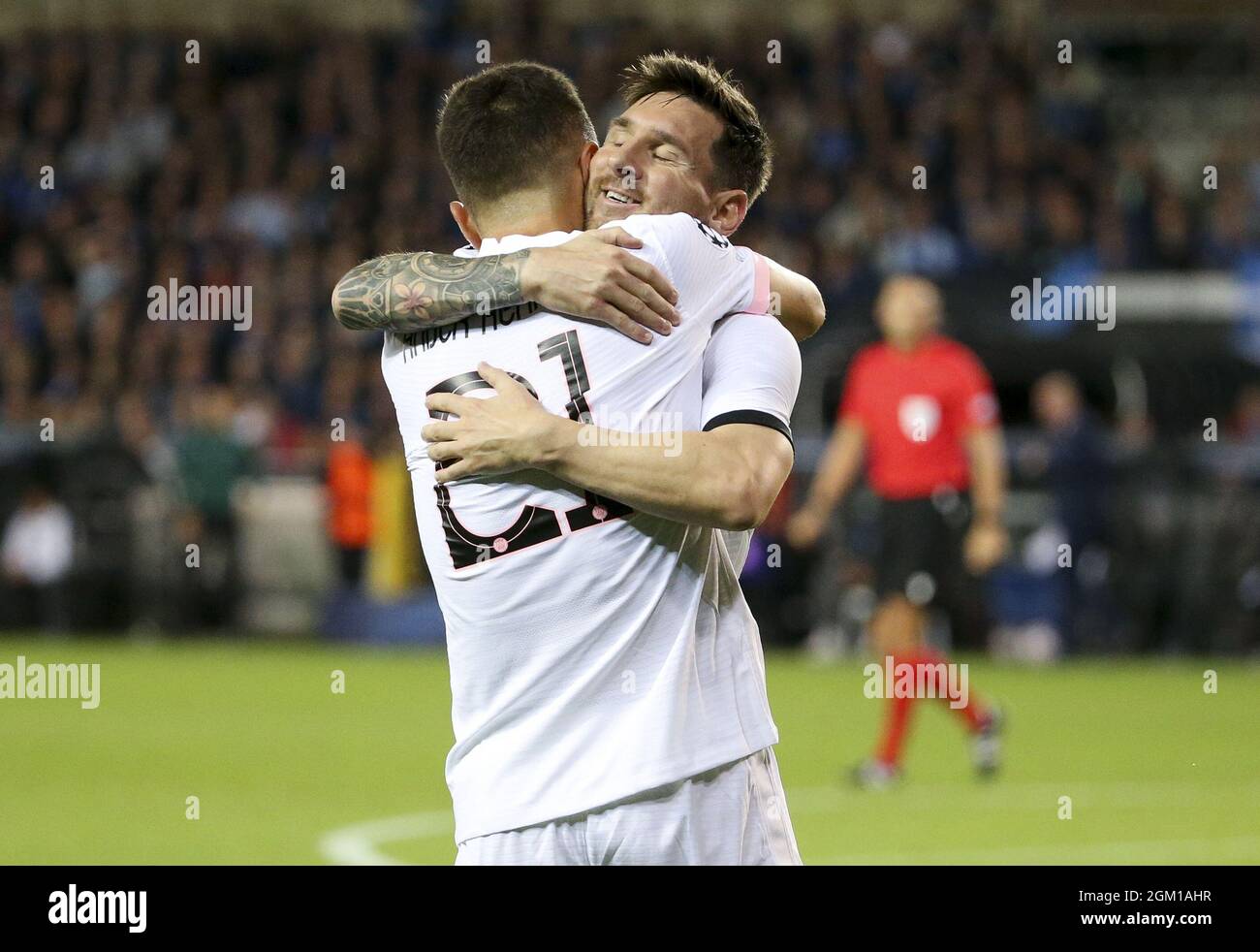 Ander Herrera von PSG feiert sein Tor mit Lionel Messi von PSG während der UEFA Champions League, der Gruppenphase, des Fußballspiels der Gruppe 1 zwischen dem Club Brugge KV und Paris Saint-Germain (PSG)am 15. September 2021 im Jan Breydel Stadion in Brügge, Belgien - Foto: Jean Catuffe/DPPI/LiveMedia Stockfoto