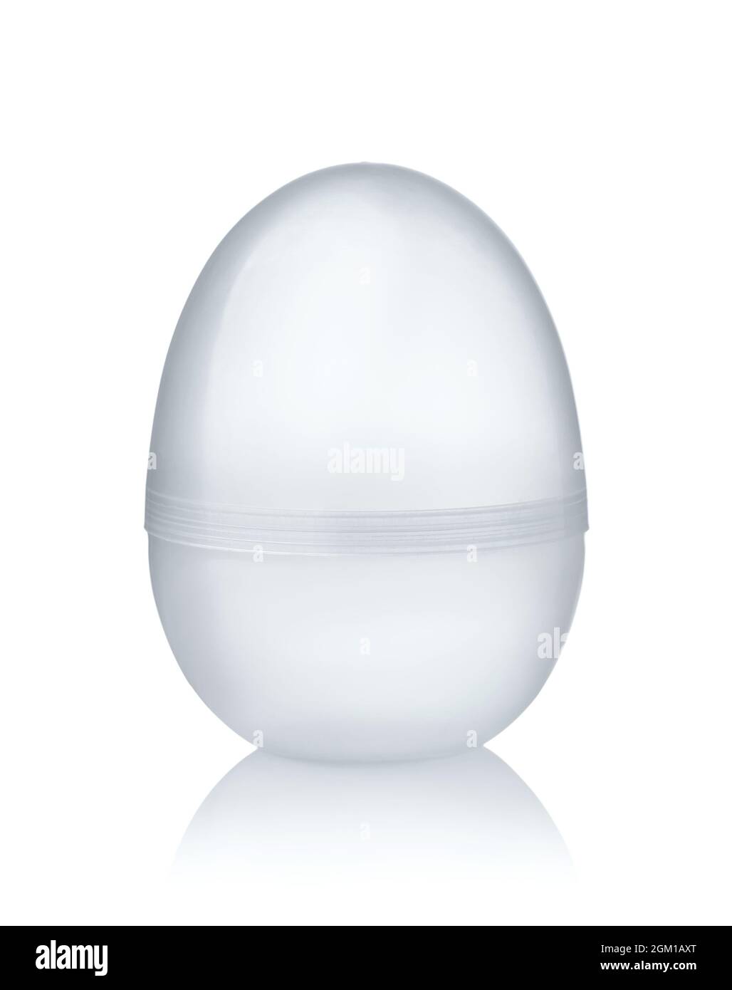 Vorderansicht eines leeren, transparenten Eierbehälters aus Kunststoff, isoliert auf Weiß Stockfoto
