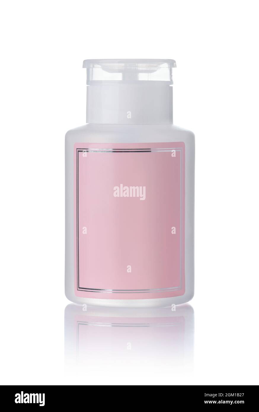 Vorderansicht der weißen Plastikflasche mit rosafarbenem Etikett, das auf Weiß isoliert ist Stockfoto