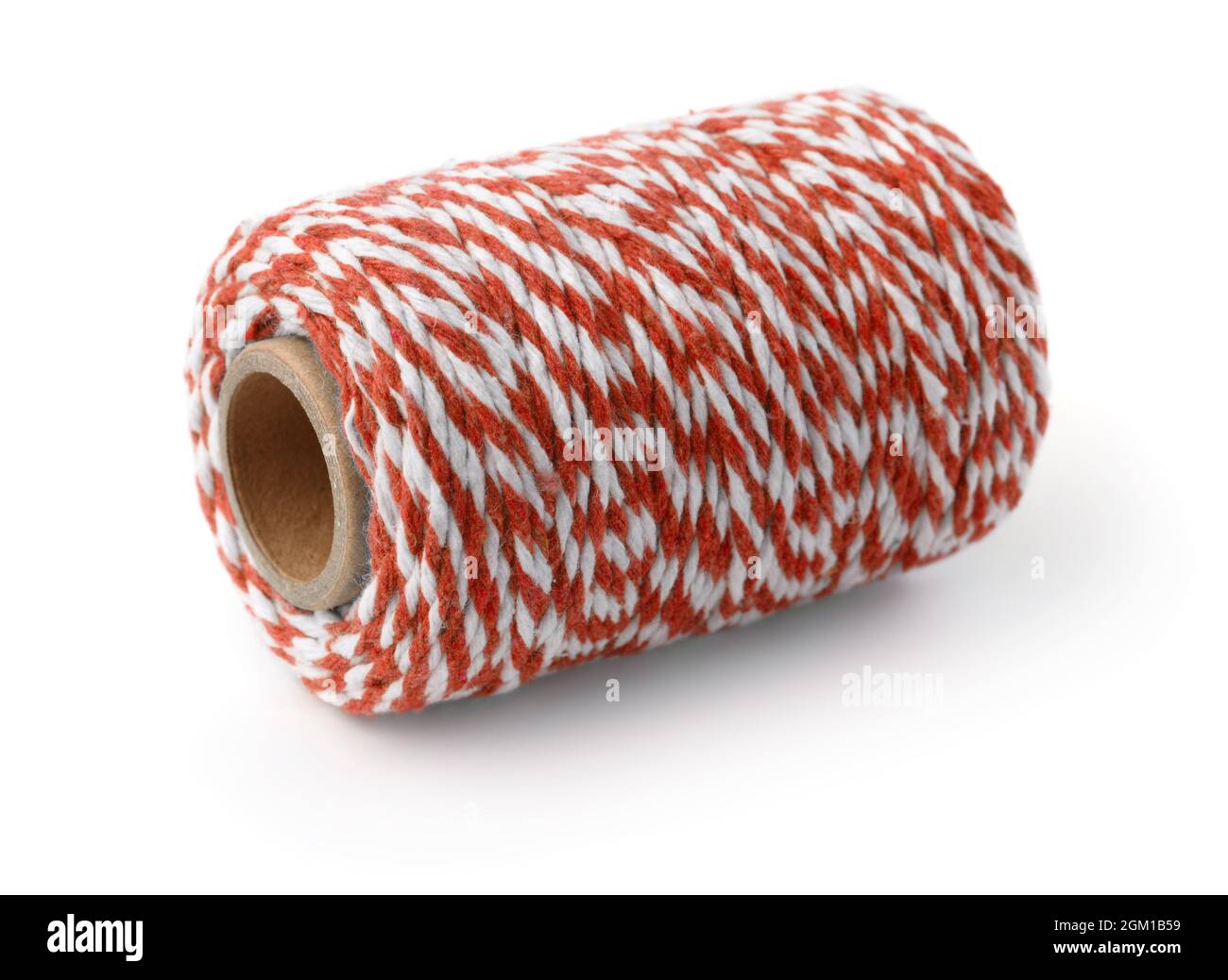 Rot gestreifte Baumwollbäcker Garnspule isoliert auf weiß Stockfoto
