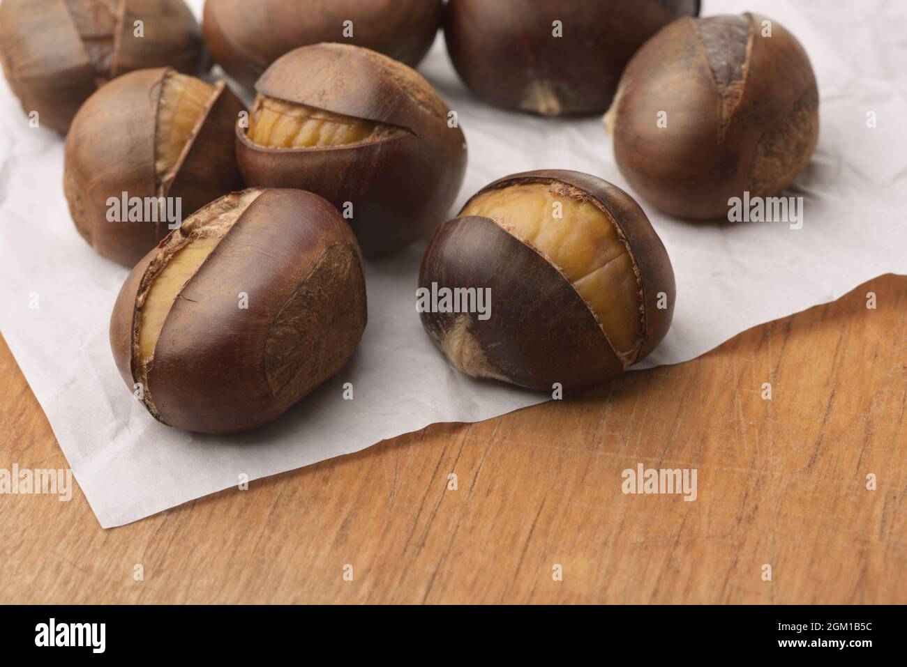 Nahaufnahme von Bio-gerösteten Kastanien auf Backpapier Stockfoto