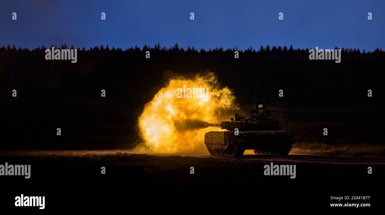 Schuss aus einem Panzergewehr, der Rahmen der militärischen Operationen. Russischer moderner Panzer Schießen auf ein Ziel. Rauch, Explosion, militärische Übungen, militärische Oper Stockfoto