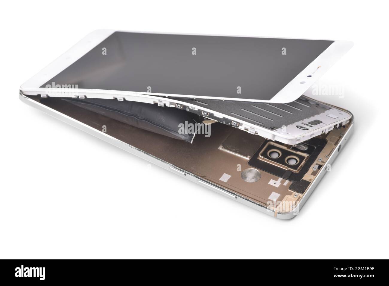 Defektes Smartphone mit geschwollener Batterie auf Weiß isoliert Stockfoto