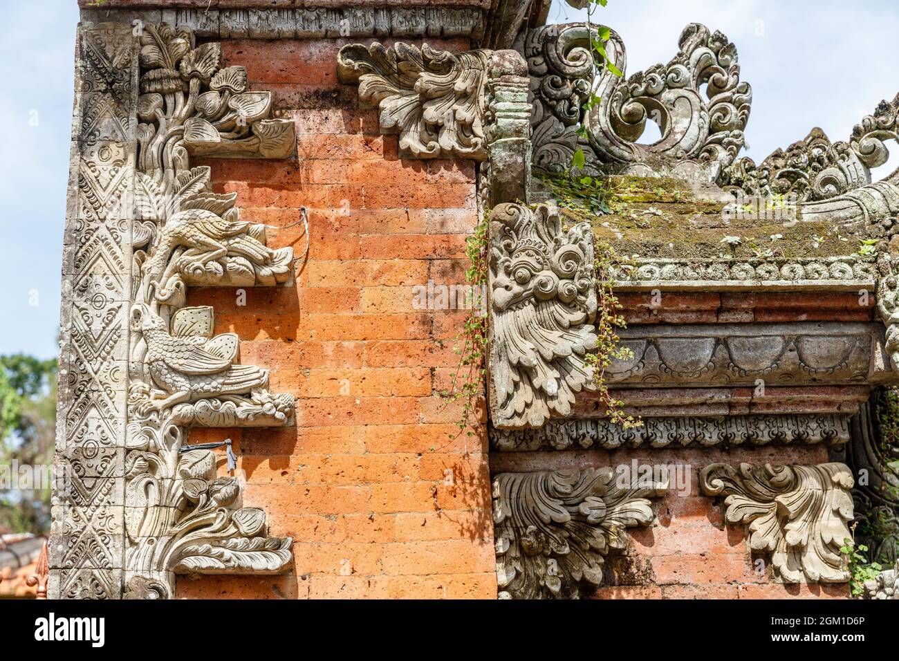 Steinschnitzerei am hinduistischen balinesischen Tempel. Ubud, Gianyar, Bali, Indonesien. Stockfoto