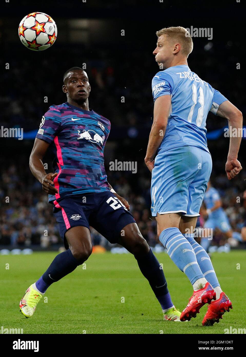 Manchester, England, 15. September 2021. NoRDI Mukiele aus Leipzig fordert Oleksandr Zinchenko aus Manchester City während des UEFA Champions League-Spiels im Etihad Stadium in Manchester heraus. Bildnachweis sollte lauten: Darren Staples / Sportimage Credit: Sportimage/Alamy Live News Stockfoto