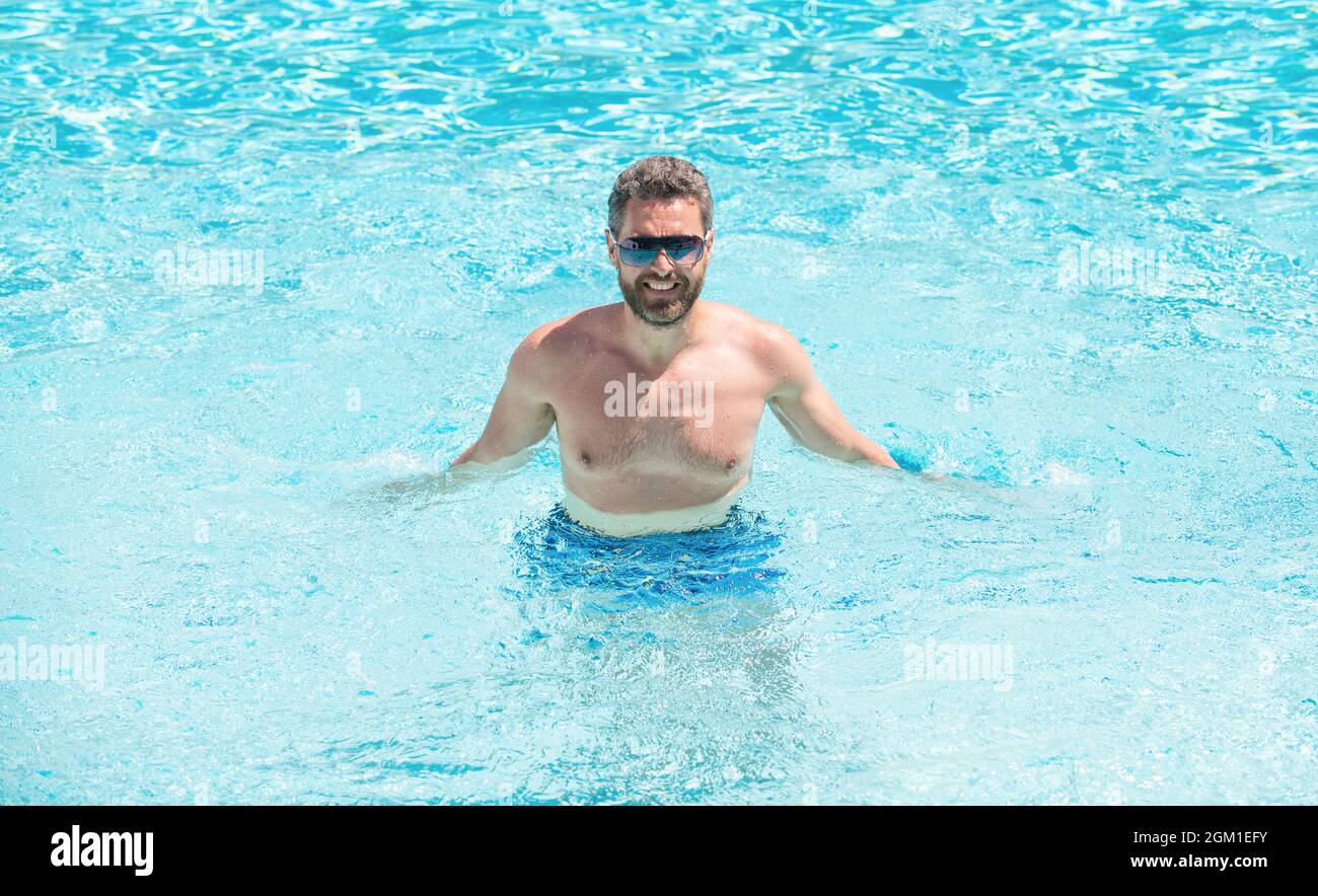 Freizeit und freier Tag. Entspannen. Entspannen beim Schwimmen. Sommer Spa Resort Urlaub. Stockfoto