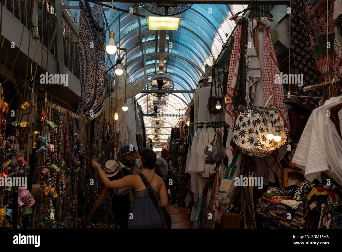 Jaffa, Israel - 20. August 2021: Eine Vielzahl von gebrauchten und günstigen Artikeln zum Verkauf auf dem Jaffa Flohmarkt. Stockfoto