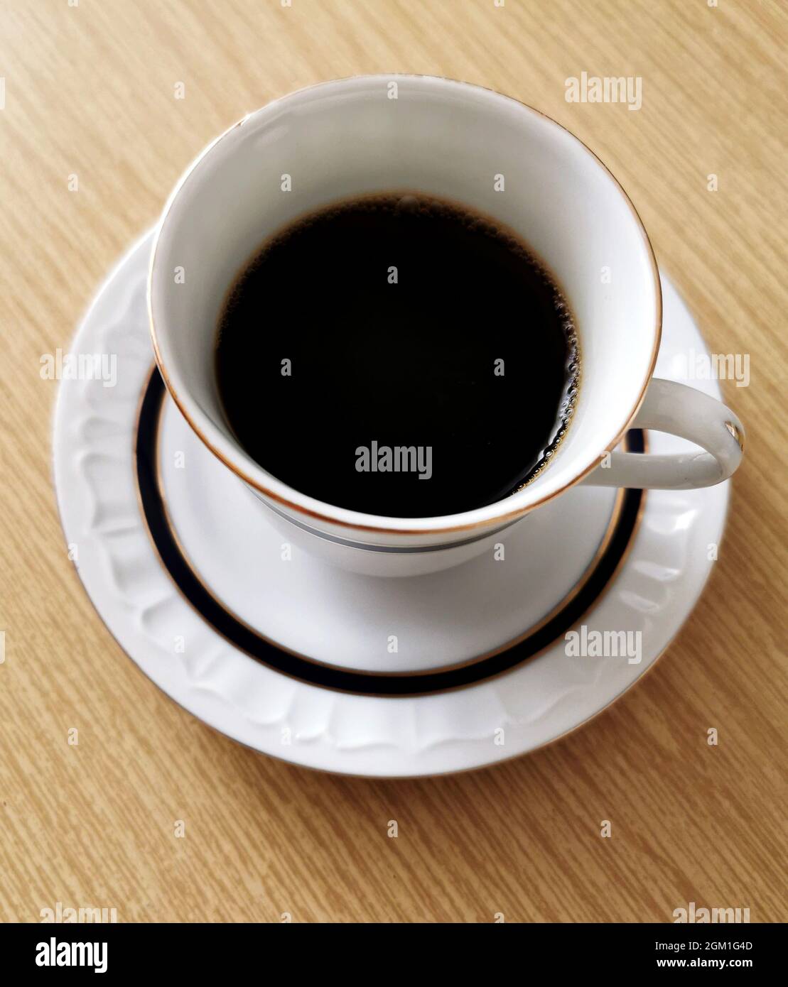 Draufsicht Bild einer Tasse schwarzen Kaffee auf einem Holztisch Stockfoto