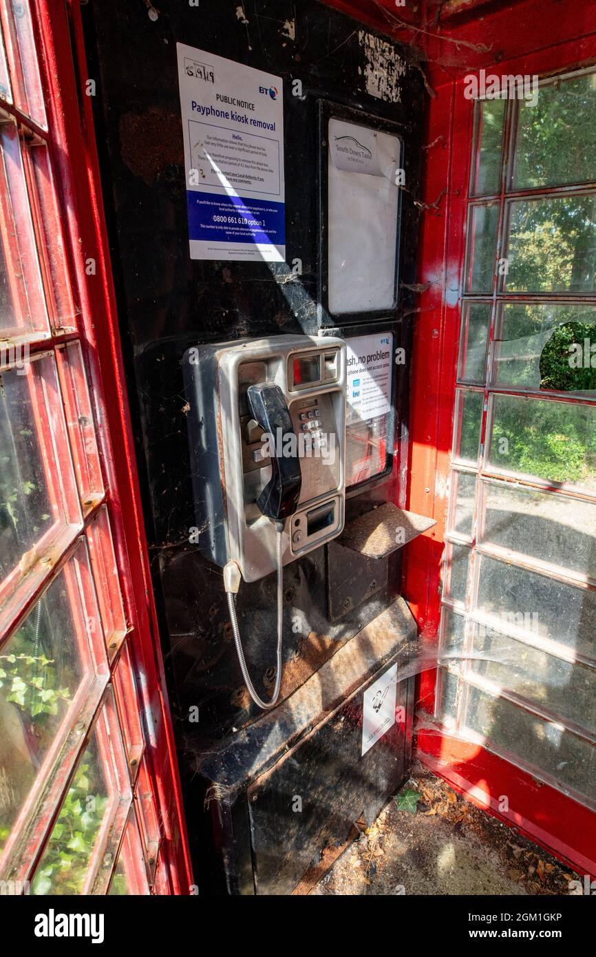 Amberley, ein Dorf am Arun in West Sussex, Großbritannien; eine verlassene und stillgelegte Telefonbox Stockfoto