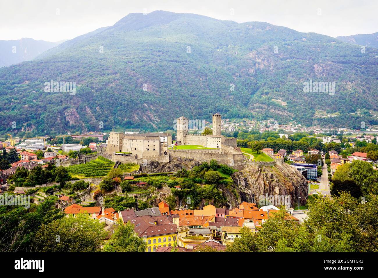 Panoramablick auf die Altstadt von Bellinzona und Castel Grande. Kanton Tessin, Schweiz. Bellinzona ist eine Gemeinde, eine historische Schweizer Stadt, und die c Stockfoto