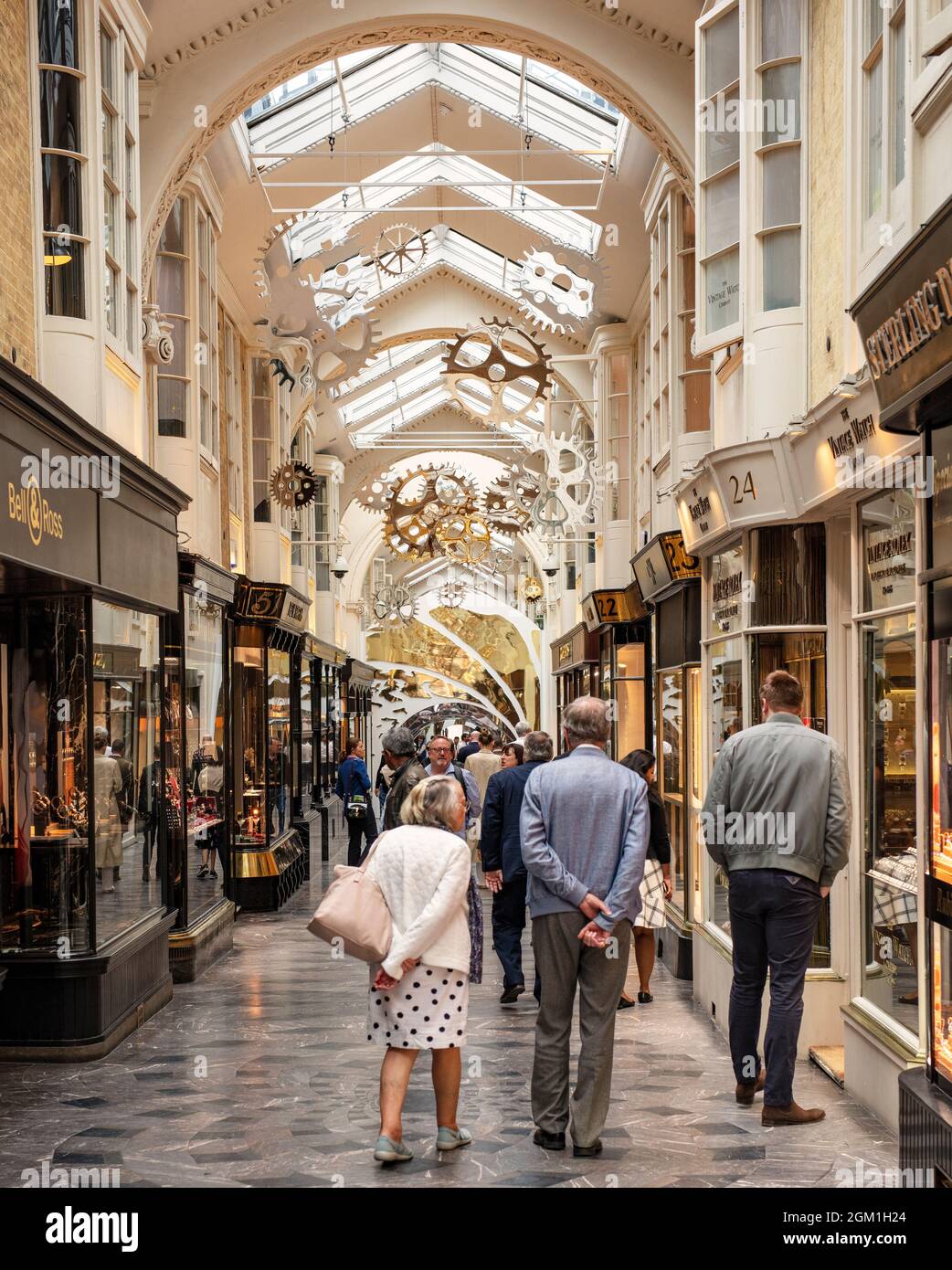 Burlington Arcade, in der Nähe von Piccadilly, London, Großbritannien; erbaut 1818 von George Cavendish, Earl of Burlington, entworfen von Samuel Ware. Im Besitz der Brüder Reuben Stockfoto