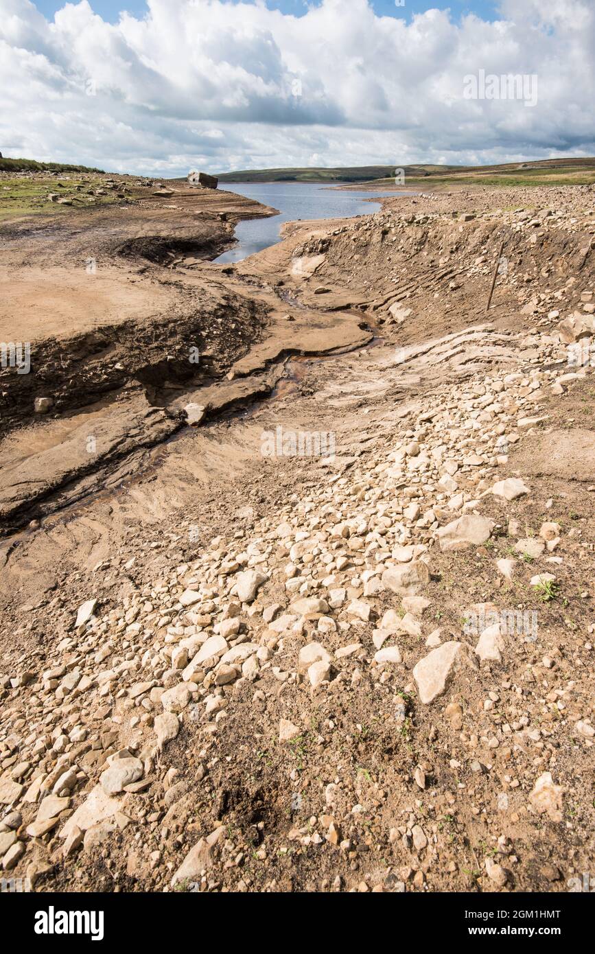 Der Wassereinlaufpunkt am Grimwith-Stausee zeigt einen kleinen Durchfluss in den Stausee, der den Wasserstand zum 2021. September gesenkt hat Stockfoto