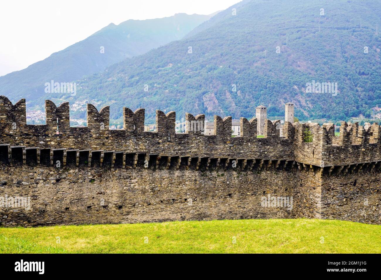 Schloss Montebello in Bellinzona. Bellinzona ist eine Gemeinde, eine historische Schweizer Stadt und die Hauptstadt des Kantons Tessin in der Schweiz. Stockfoto