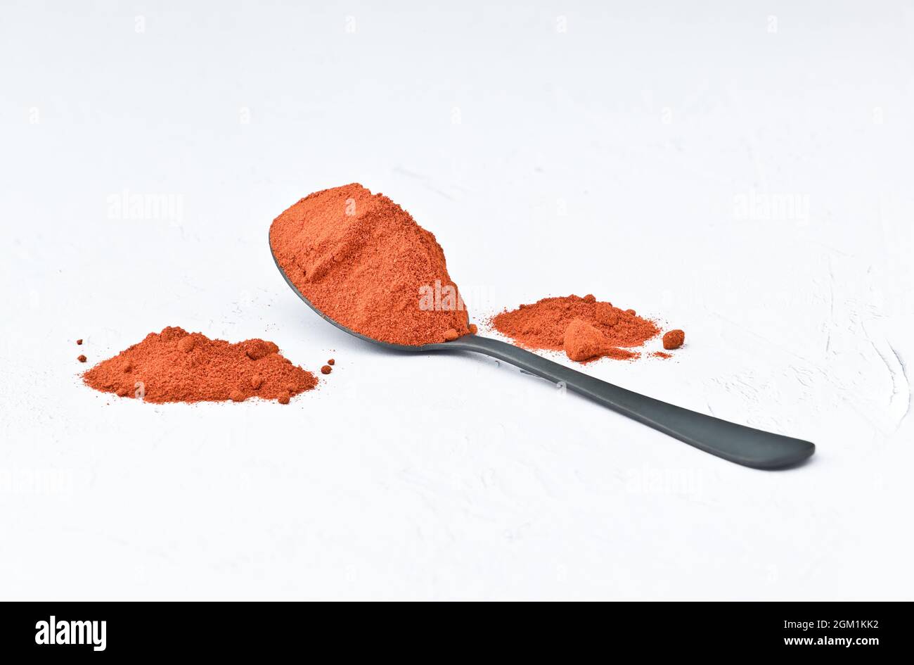 Safran ist ein Gewürz, das aus den drei getrockneten Stigmen des Stempelnames der Blüte des Crocus sativus, einer Art der Gattung Crocus innerhalb der Familie, gewonnen wird Stockfoto