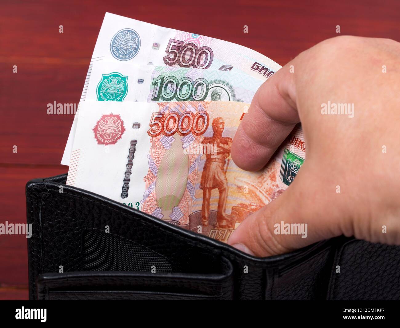 Russisches Geld - Rubel in der schwarzen Brieftasche Stockfoto