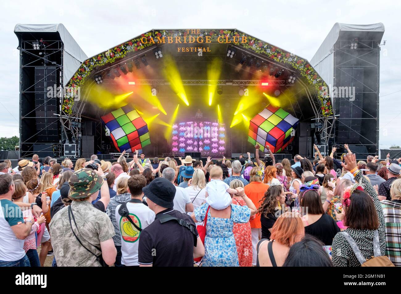 Leute, die das Sara Cox DJ Set beim Cambridge Club Festival 2021 im Childerley Orchard am 12. September 2021 in Cambridge, England, genießen Stockfoto