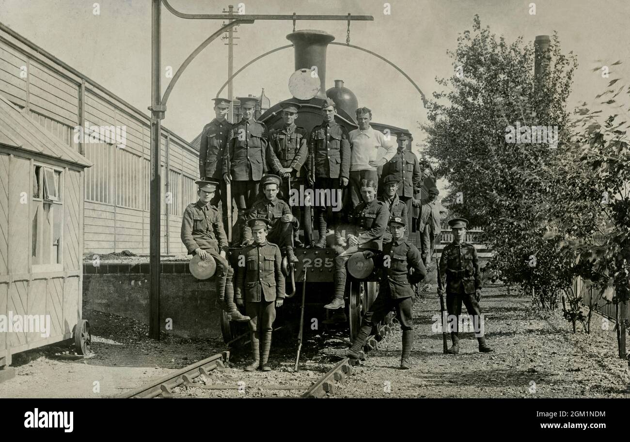 Britische Soldaten des Corps of Royal Engineers stehen während oder kurz nach dem Ersten Weltkrieg auf einer Dampflokomotive Stockfoto