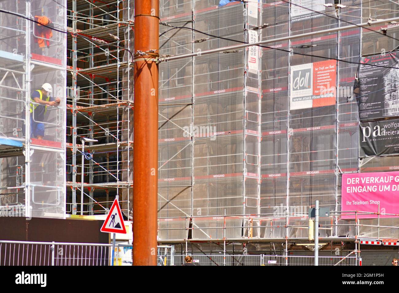 Karlsruhe, Deutschland - August 2021: Baustelle mit Gerüsten auf mehrgeschossiger Gebäudefassade während der Renovierung Stockfoto