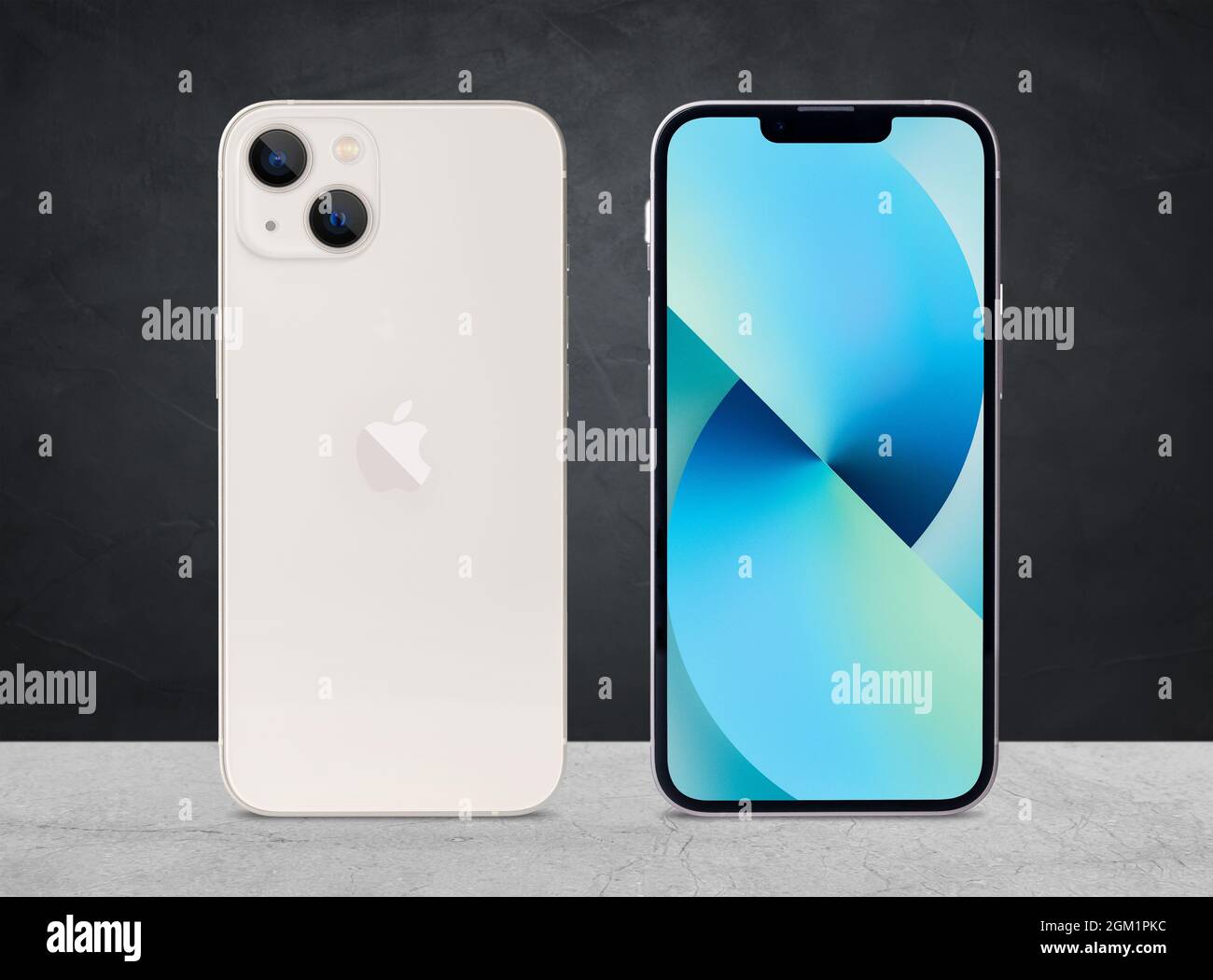 Antalya, Türkei - 16. September 2021: Neu veröffentlichtes iphone 13 Starlight-Farbmockup-Set mit Vorder- und Rückwinkeln Stockfoto