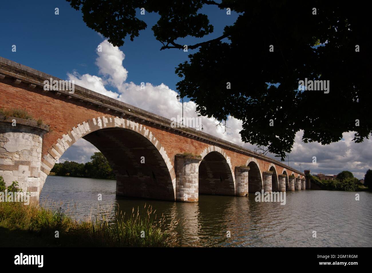 Le Pont Napoléon, Steinbrücke über den Fluss Garonne, Moissac, Département Tarn-et-Garonne, Frankreich Stockfoto