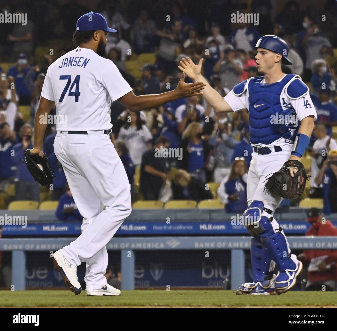 Los Angeles, Usa. September 2021. Kenley Jansen und Catcher will Smith feiern am Mittwoch, den 15. September 2021, den Sieg der Dodgers 5-3 über die Arizona Diamondbacks im Dodger Stadium in Los Angeles. Die Dodgers zogen in 11/2 Spiele der Giants mit noch 15 Spielen um und markierten das erste Mal seit dem 4. September, dass die Dodgers bei ihren Divisionsrivalen Boden gewonnen hatten, Foto von Jim Ruymen/UPI Credit: UPI/Alamy Live News Stockfoto
