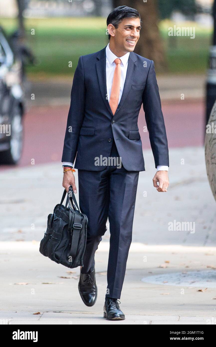 Der Schatzkanzler Rishi Sunak geht am 16. September 2021 von der Downing Street 11 zum HM Treasury Building, wie die Zahlen dieser Woche zeigen Stockfoto