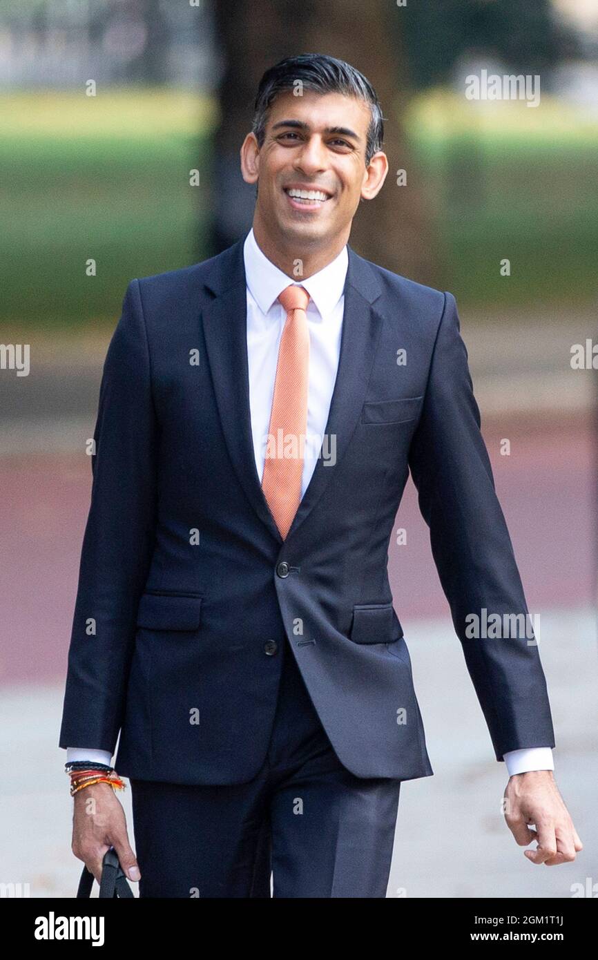 Der Schatzkanzler Rishi Sunak geht am 16. September 2021 von der Downing Street 11 zum HM Treasury Building, wie die Zahlen dieser Woche zeigen Stockfoto