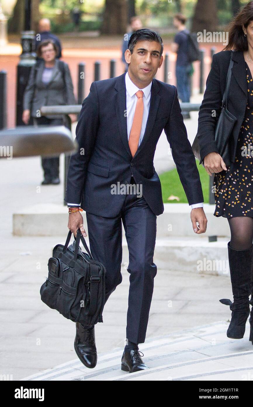 Der Schatzkanzler Rishi Sunak geht am 16. September 2021 von der Downing Street 11 zum HM Treasury Building, wie die Zahlen dieser Woche zeigen Stockfoto