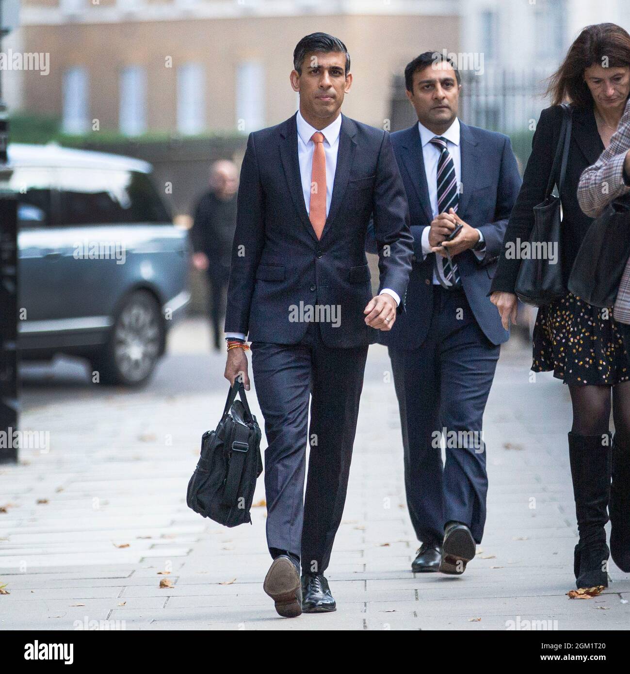 Der Schatzkanzler Rishi Sunak geht am 16. September 2021 von der Downing Street 11 zum HM Treasury Building, wie die Zahlen dieser Woche zeigen Stockfoto