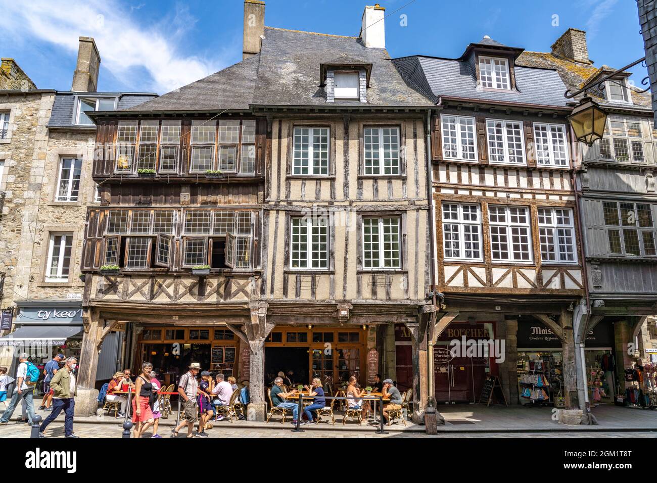 Fachwerk in der historischen Altstadt von Dinan, Bretagne, Frankreich | Fachwerkhäuser in der historischen Innenstadt, Dinan, Bretagne, Frankreich Stockfoto