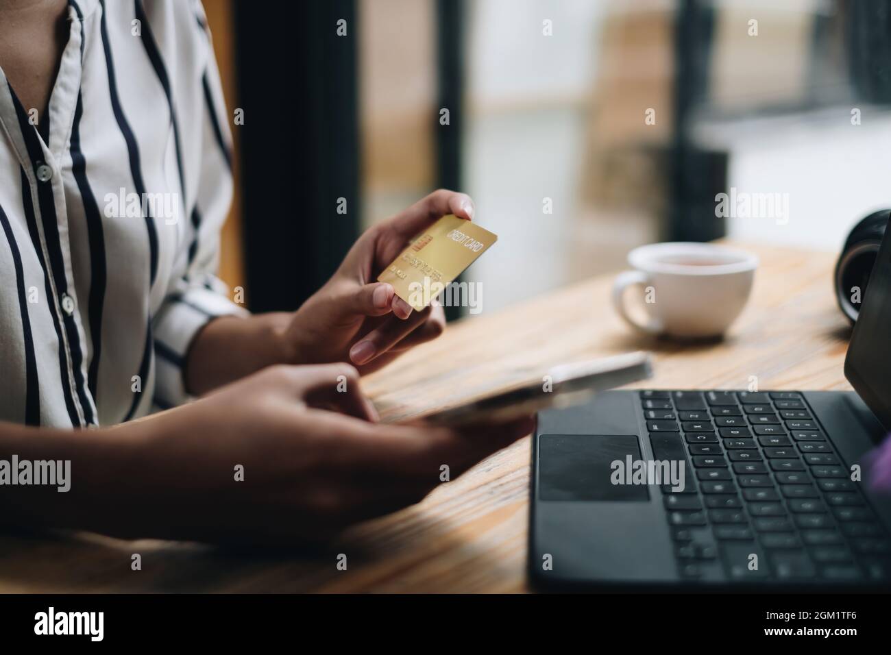 Frau genießen Sie mit Online-Shopping-Anwendung auf dem Handy und geben Sie Ihre Kreditkarte für die Füll-Nummer zur Zahlung. Stockfoto