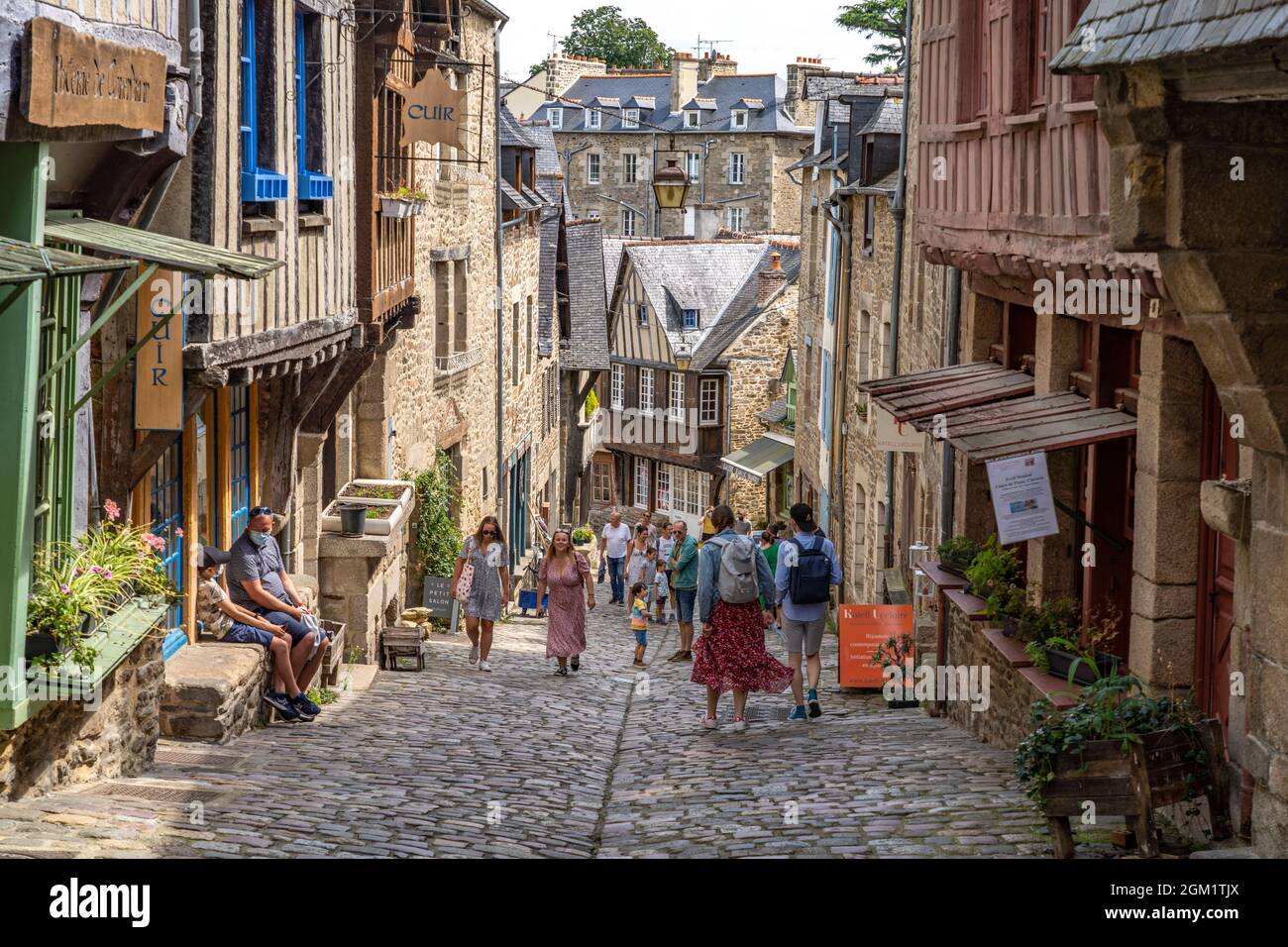 Gasse mit Kopfsteinpflaster in der historischen Altstadt von Dinan, Bretagne, Frankreich | gepflasterte Gasse in der historischen Innenstadt, Dinan, B Stockfoto