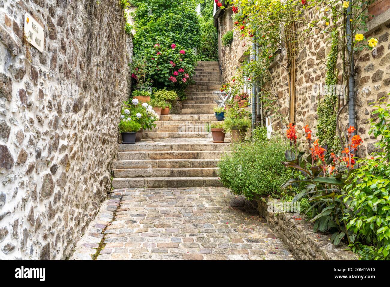 Gasse mit Kopfsteinpflaster in der historischen Altstadt von Dinan, Bretagne, Frankreich | gepflasterte Gasse in der historischen Innenstadt, Dinan, B Stockfoto