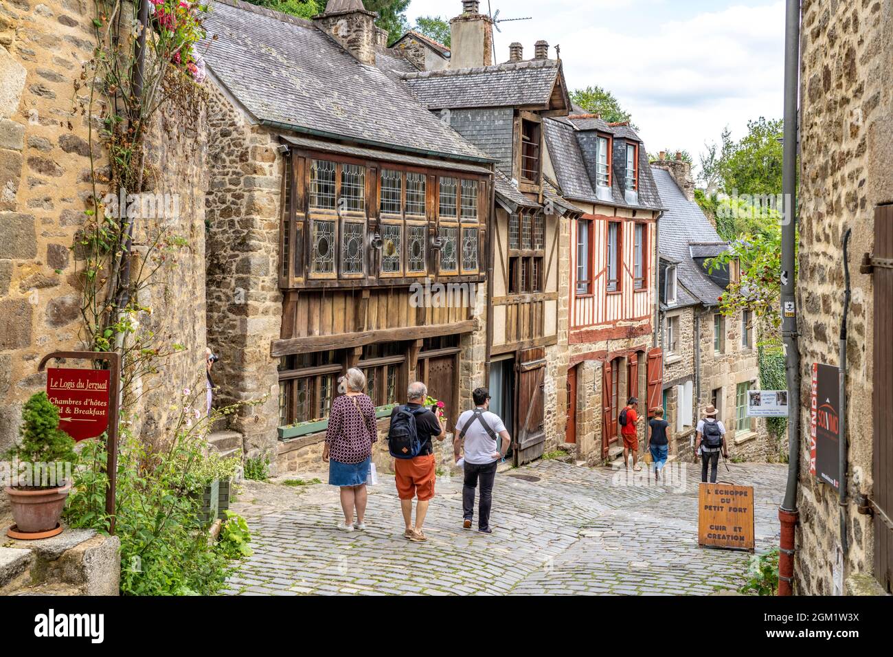 Fachwerk in der historischen Altstadt von Dinan, Bretagne, Frankreich | Fachwerkhäuser in der historischen Innenstadt, Dinan, Bretagne, Frankreich Stockfoto