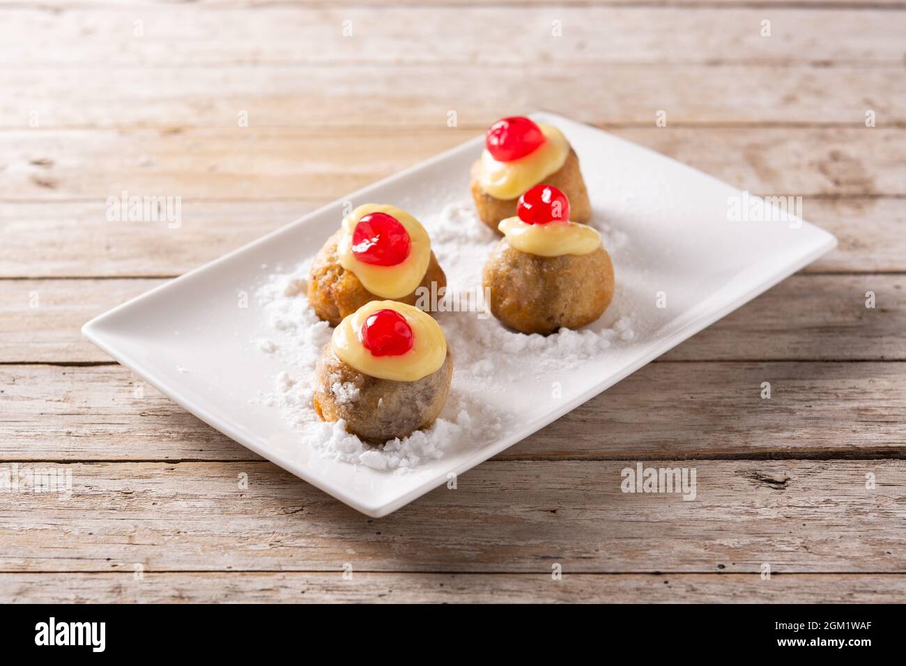 Traditionelles italienisches Zeppole-Gebäck auf einem Holztisch Stockfoto