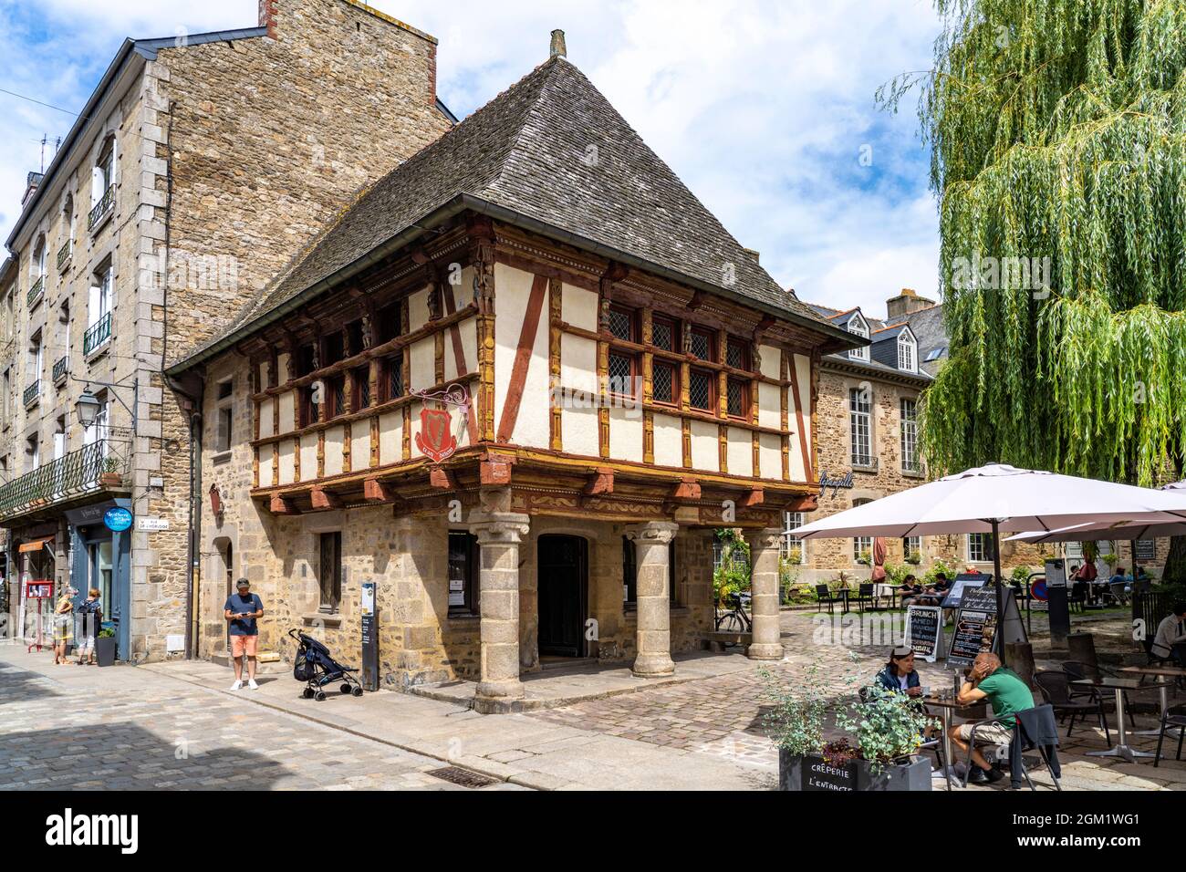 Fachwerk in der historischen Altstadt von Dinan, Bretagne, Frankreich | Fachwerkhaus im historischen Stadtzentrum, Dinan, Bretagne, Frankreich Stockfoto