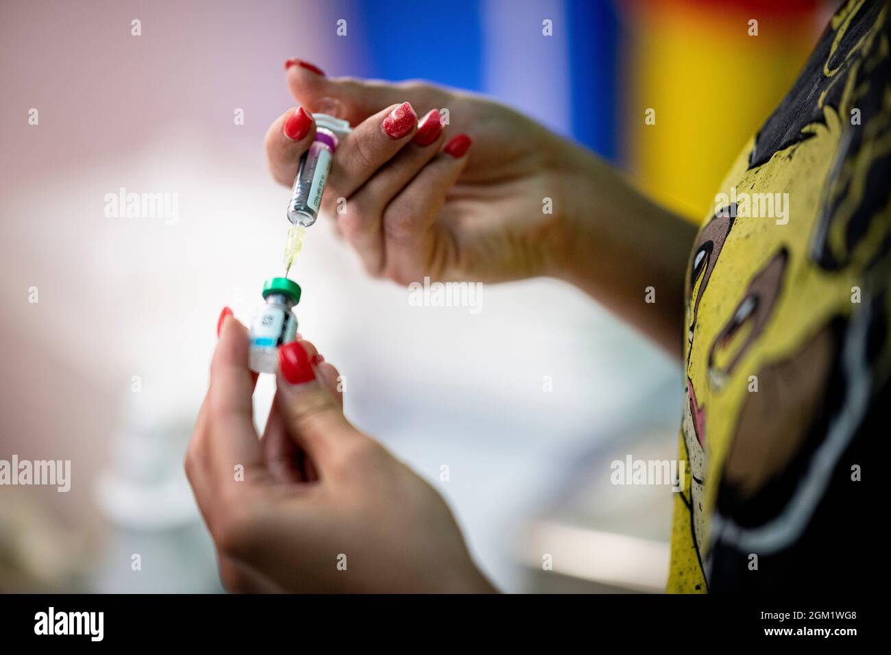 Berlin, Deutschland. Juni 2021. Ein Arzt-Assistent zieht einen dtp-Kombinationsimpfstoff in eine Spritze für die grundlegende Immunisierung. Der DTP-Impfstoff ist ein Kombinationsimpfstoff, der durch Injektion zur grundlegenden Immunisierung und Auffrischungsimpfung gegen drei verschiedene Infektionskrankheiten verwendet wird: Diphtherie, Tetanus und Pertussis. Quelle: Fabian Sommer/dpa/Alamy Live News Stockfoto