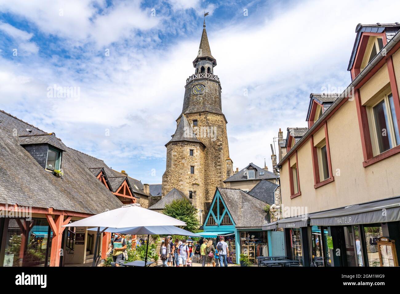 Uhrturm Tour de l'Horloge in der historischen Altstadt von Dinan, Bretagne, Frankreich | Clock Tower Tour de l'Horloge in der historischen Innenstadt, Stockfoto